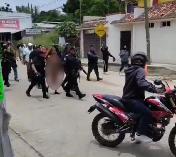 Investigan a policías de Oaxaca por exhibir a mujer desnuda en las calles