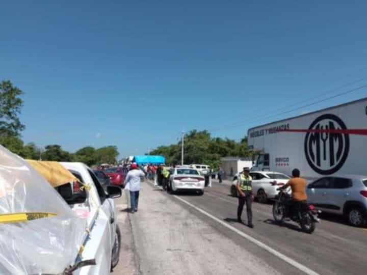 Bloqueo en carretera a Cd. del Carmen ajusta más de 100 horas; sigue paso vehicular intermitente cada 30 minutos Bloqueo en carretera a Cd. del Carmen ajusta más de 100 horas; sigue paso vehicular intermitente cada 30 minutos