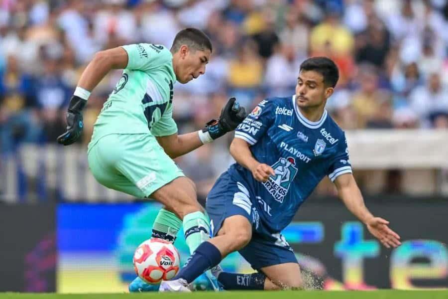 Pachuca aprovecha errores del arquero de Pumas para vencerlos