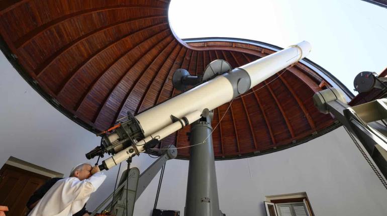 Papa visita el Observatorio vaticano en aniversario de la llegada del hombre a la luna
