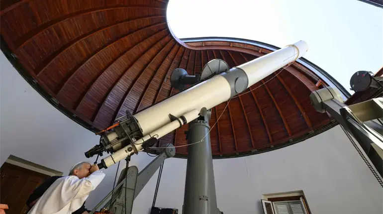 Papa visita el Observatorio vaticano en aniversario de la llegada del hombre a la luna