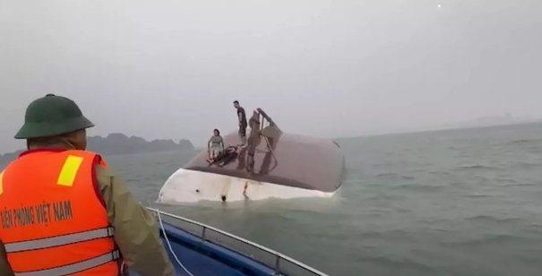 Mueren al menos 29 turistas al volcarse barco en Vietnam