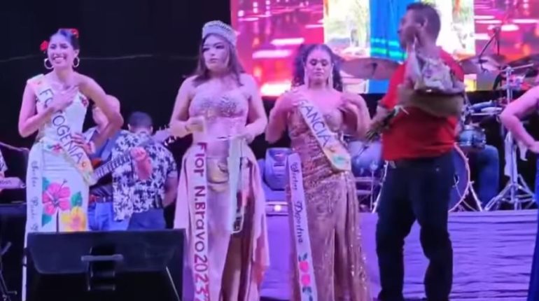 Al estilo Miss Universo, conductor se equivoca al anunciar nombre de ganadora de la Flor Nicolás Bravo, Paraíso