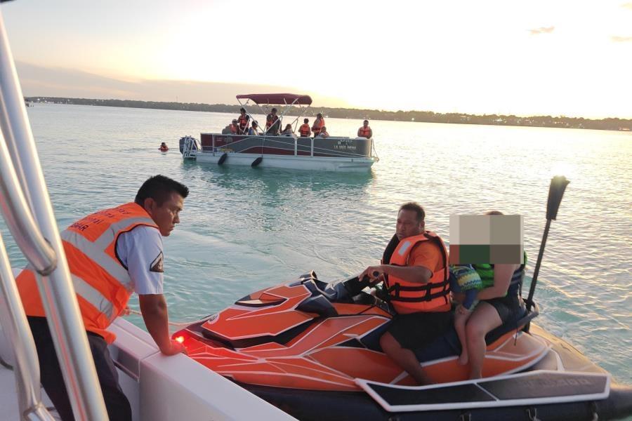 Rescatan a 5 menores y 6 adultos, luego de que su embarcación fallara en Bacalar, Quintana Roo Rescatan a 5 menores y 6 adultos, luego de que su embarcación fallara en Bacalar, Quintana Roo