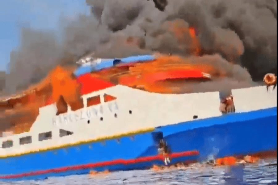 Al menos 5 muertos deja incendio en ferry de pasajeros