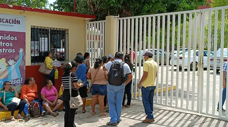 Piden salida de directora de telesecundaria; la acusan de presuntas irregularidades