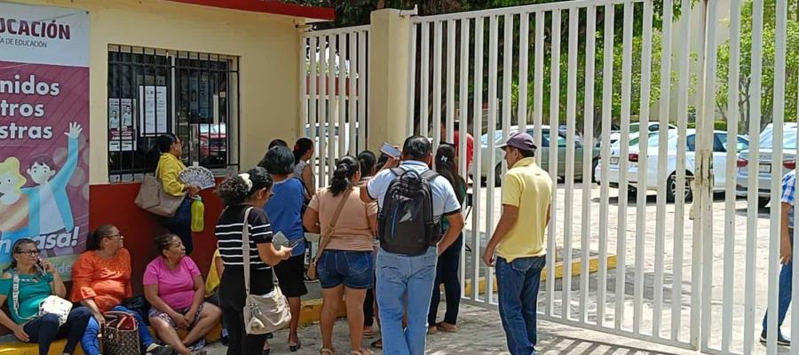 Piden salida de directora de telesecundaria; la acusan de presuntas irregularidades Piden salida de directora de telesecundaria; la acusan de presuntas irregularidades