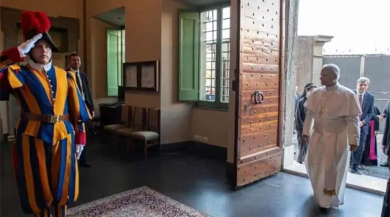 Regresa Papa León a El Vaticano tras descanso en Castel Gandolfo