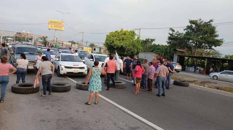 Pobladores de Dos Montes bloquean carretera a Macuspana; exigen mejor servicio de agua potable