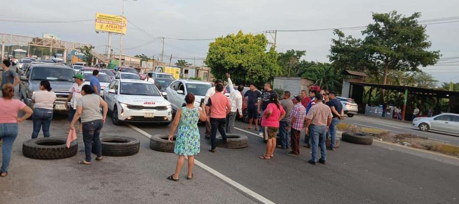 Pobladores de Dos Montes bloquean carretera a Macuspana; exigen mejor servicio de agua potable Pobladores de Dos Montes bloquean carretera a Macuspana; exigen mejor servicio de agua potable