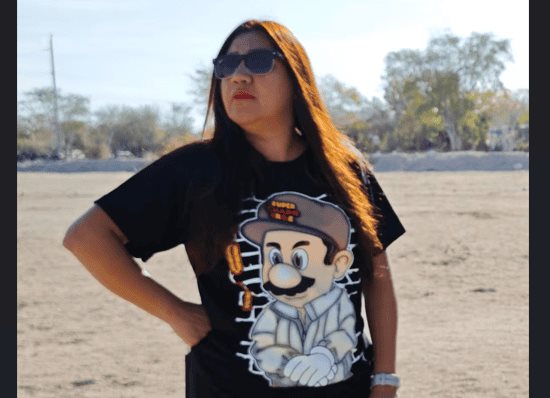 Regidora de La Paz, BCS, viste playera alusiva a "El Chapo" Guzmán durante actividades políticas Regidora de La Paz, BCS, viste playera alusiva a "El Chapo" Guzmán durante actividades políticas