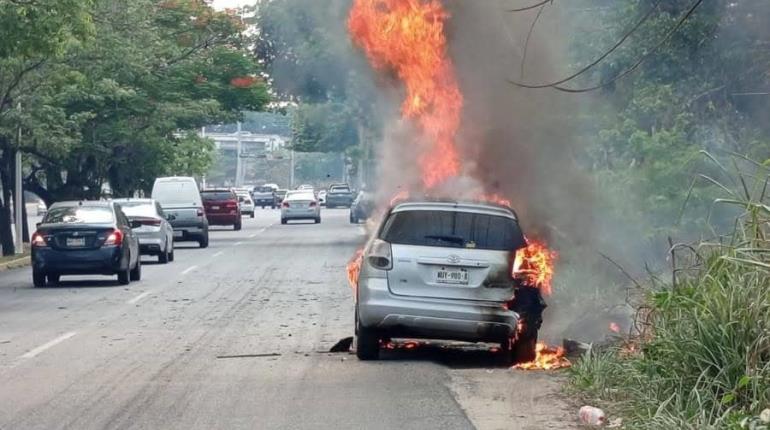 Tiran ponchallantas, disparan y queman vehículo en Villahermosa
