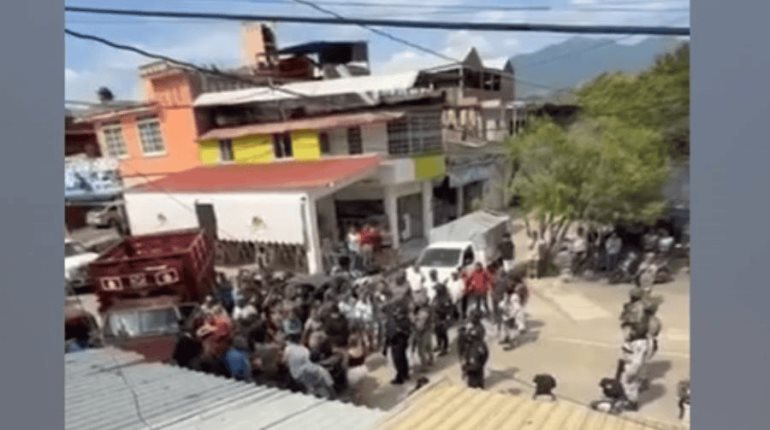 Retienen a agentes durante operativo en EDOMEX; también vandalizan sus unidades