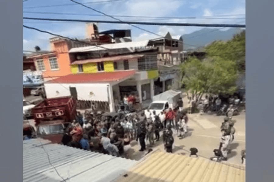 Retienen a agentes durante operativo en EDOMEX; también vandalizan sus unidades