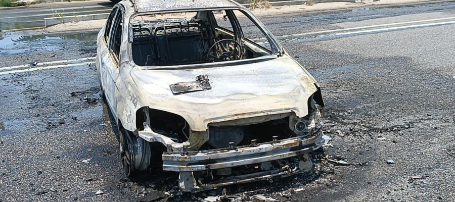 Se quema veh&iacute;culo en la v&iacute;a C&aacute;rdenas - Villahermosa; presuntamente habr&iacute;a sido provocado