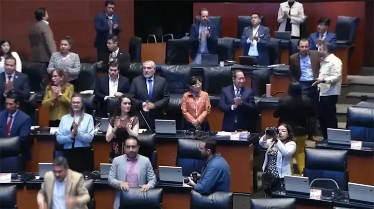 Rinden minuto de aplausos en honor a Ozzy Osbourne en el Senado