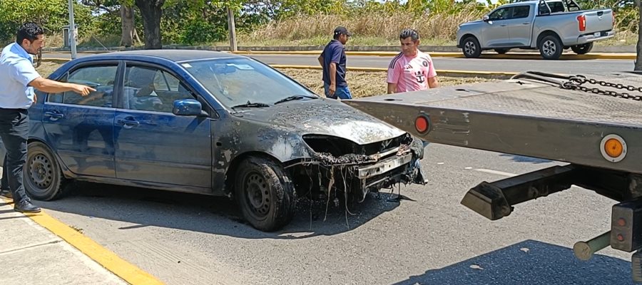 Se quema vehículo en El Espejo II por un cortocircuito