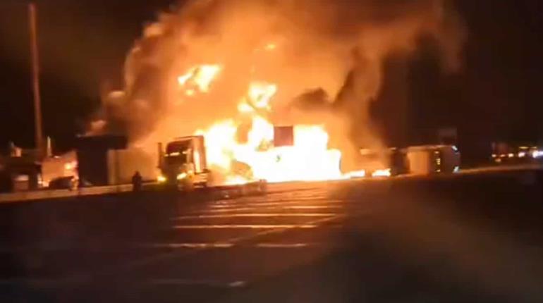 Pipas terminan en llamas tras fuerte accidente en Villahermosa-Cárdenas
