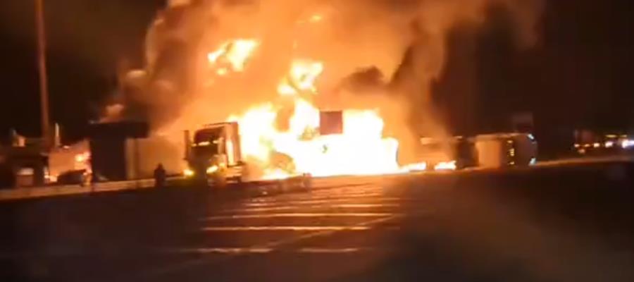 Pipas terminan en llamas tras fuerte accidente en Villahermosa-Cárdenas