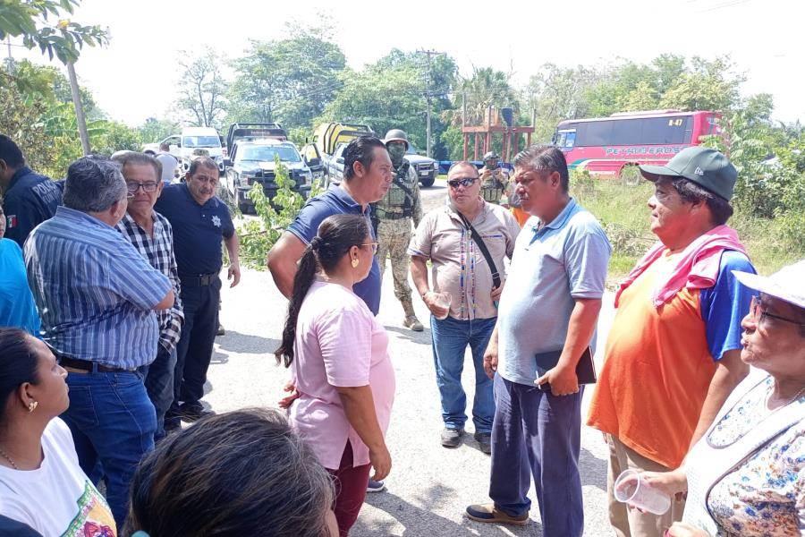 En Jalpa, bloquean paso a Pemex por incumplimiento de acuerdos En Jalpa, bloquean paso a Pemex por incumplimiento de acuerdos
