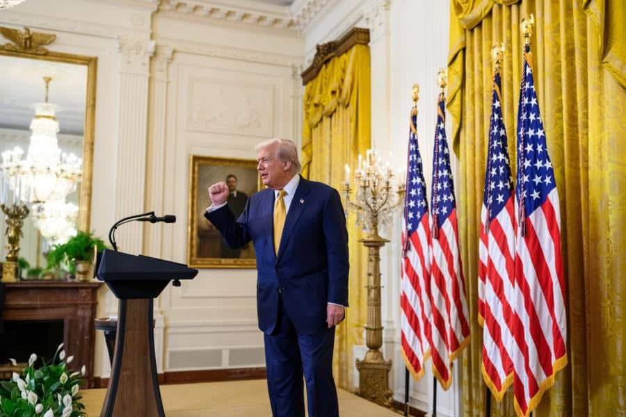 Declaran "inconstitucional" orden de Trump que busca eliminar ciudadanía por nacimiento