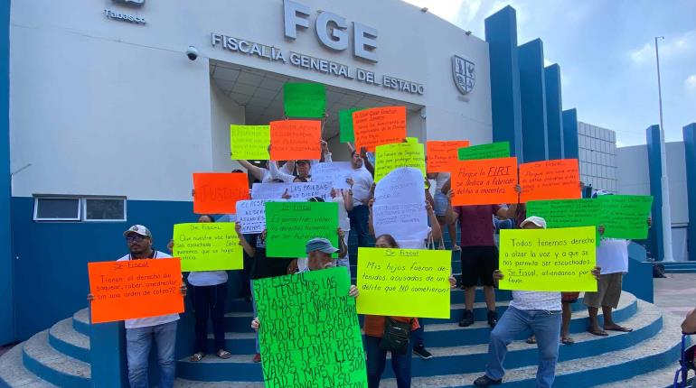 Protestan en la fiscalía de Tabasco familiares de 10 detenidos; acusan que les fabricaron delitos
