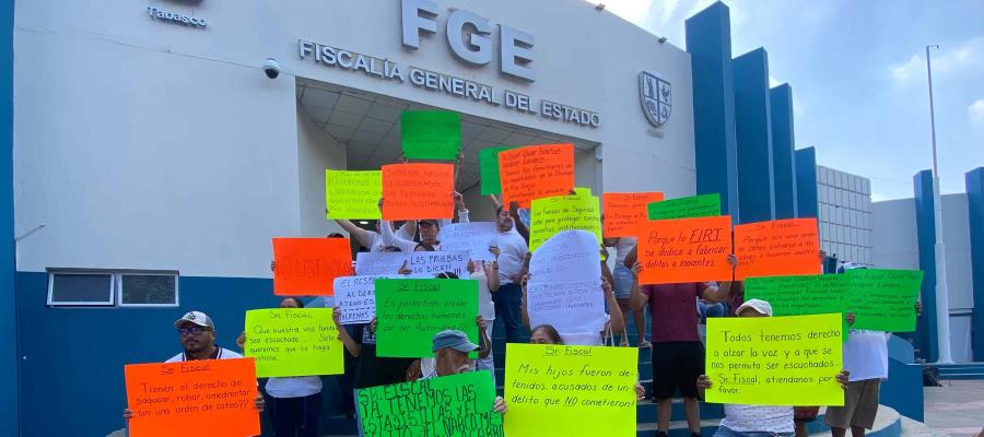 Protestan en la fiscalía de Tabasco familiares de 10 detenidos; acusan que les fabricaron delitos