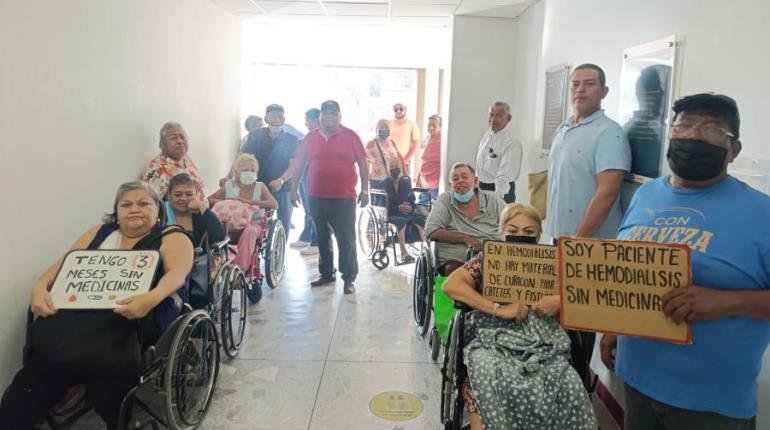 Por falta de medicamentos, protestan pacientes de hemodiálisis en Hospital de Pemex Villahermosa