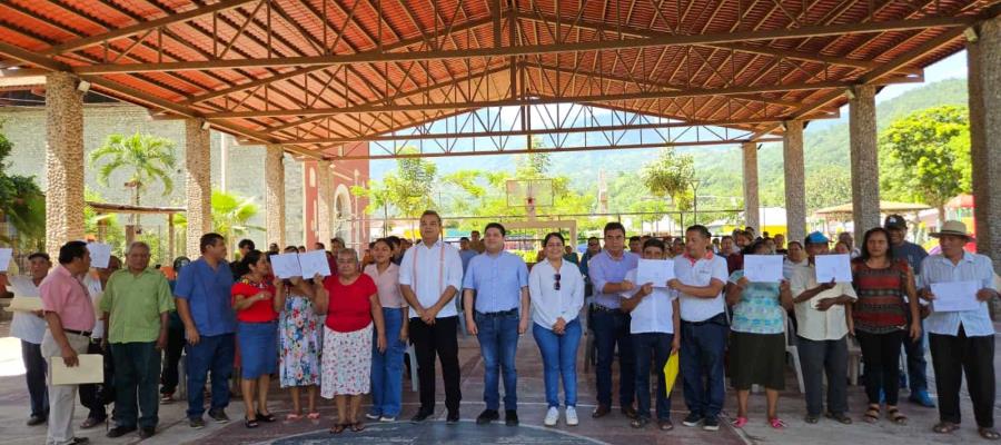 Entrega gobierno planos para escriturar a 129 familias en Tacotalpa