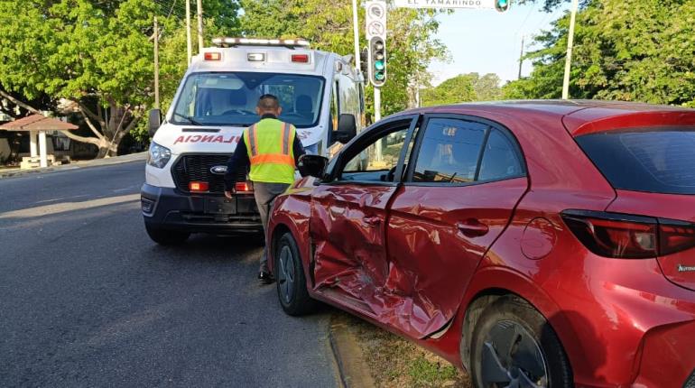 Tres vehículos siniestrados y un poste colapsado, saldo de 2 choques en Villahermosa