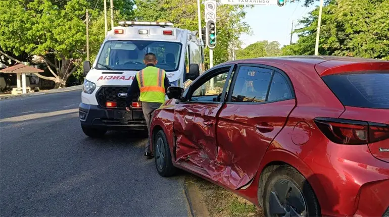 Tres vehículos siniestrados y un poste colapsado, saldo de 2 choques en Villahermosa