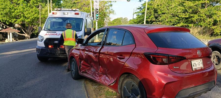 Tres vehículos siniestrados y un poste colapsado, saldo de 2 choques en Villahermosa Tres vehículos siniestrados y un poste colapsado, saldo de 2 choques en Villahermosa