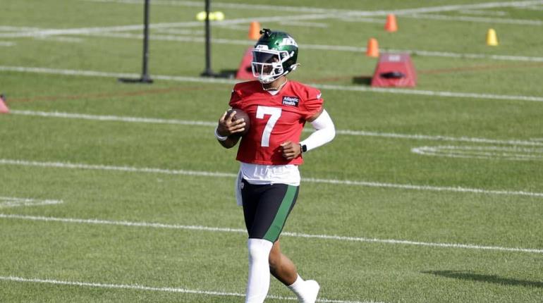 Justin Fields, mariscal de campo de Jets, sufre lesión en el pie derecho