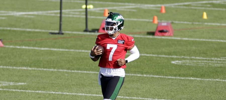 Justin Fields, mariscal de campo de Jets, sufre lesión en el pie derecho Justin Fields, mariscal de campo de Jets, sufre lesión en el pie derecho