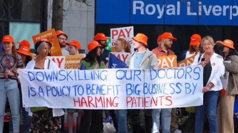 Médicos en Inglaterra se van a huelga por cinco días para exigir aumento salarial
