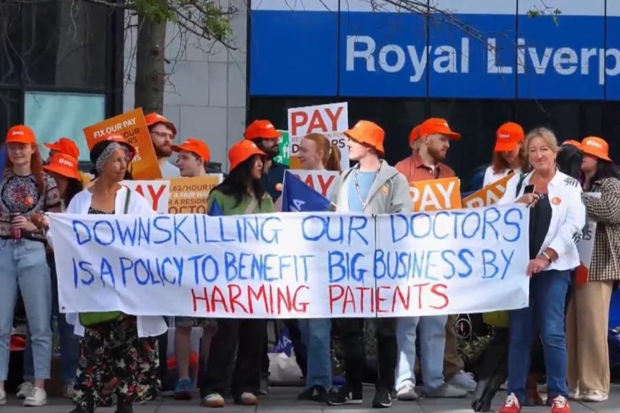 Médicos en Inglaterra se van a huelga por cinco días para exigir aumento salarial Médicos en Inglaterra se van a huelga por cinco días para exigir aumento salarial