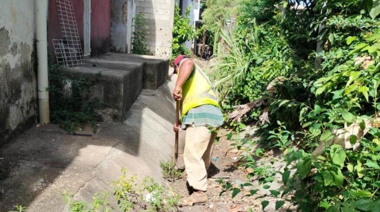 Realizan limpieza de canales a cielo abierto en la colonia Gil y Sáenz