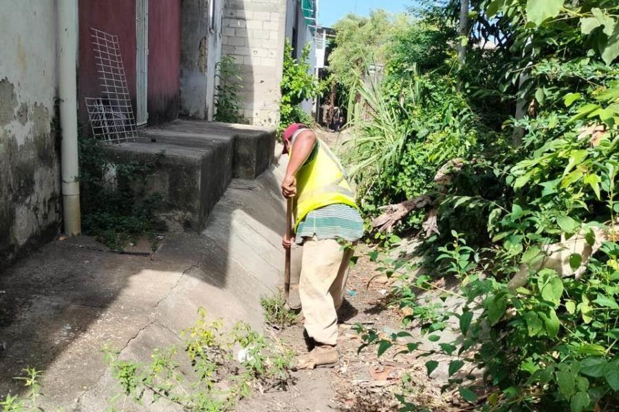 Realizan limpieza de canales a cielo abierto en la colonia Gil y Sáenz