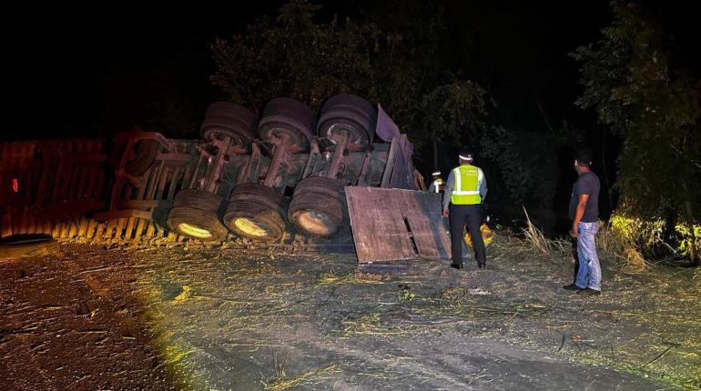 Tráiler cargado de maíz vuelca en la Villahermosa-Escárcega; fue rapiñado en minutos