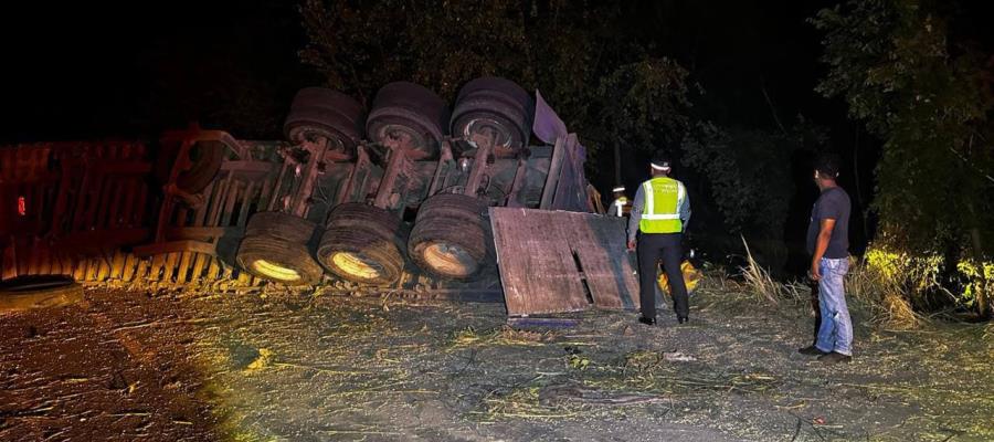 Tráiler cargado de maíz vuelca en la Villahermosa-Escárcega; fue rapiñado en minutos Tráiler cargado de maíz vuelca en la Villahermosa-Escárcega; fue rapiñado en minutos
