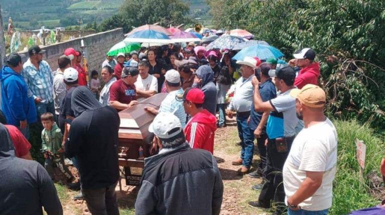 Llegan y sepultan en México restos de Jaime Alanís, mexicano fallecido en redada en EE.UU.