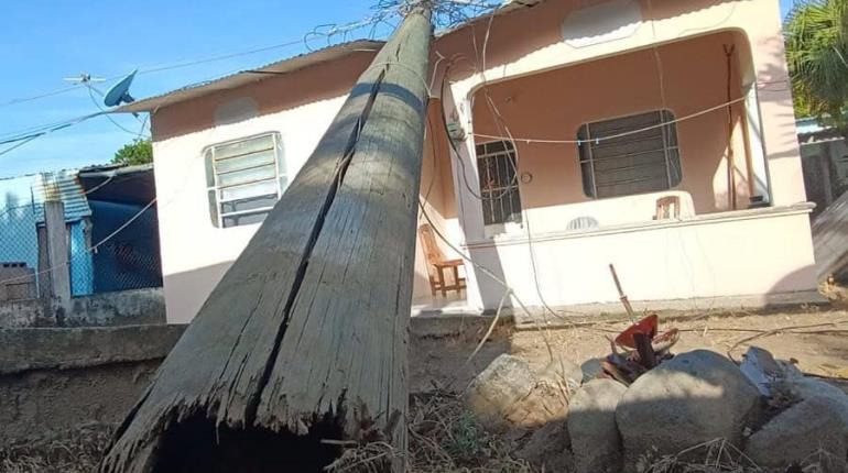 Poste cae junto a transformador sobre vivienda en González 4ta