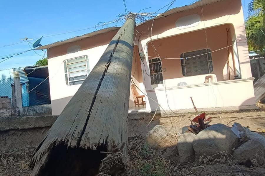 Poste cae junto a transformador sobre vivienda en González 4ta Poste cae junto a transformador sobre vivienda en González 4ta