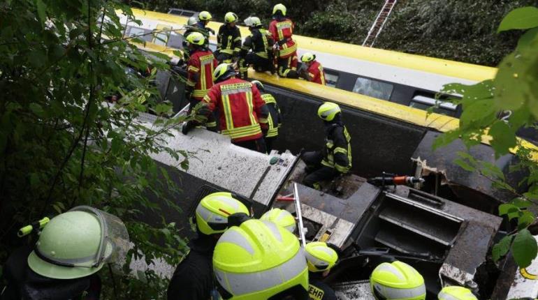 Al menos 4 fallecidos deja descarrilamiento de tren en Alemania