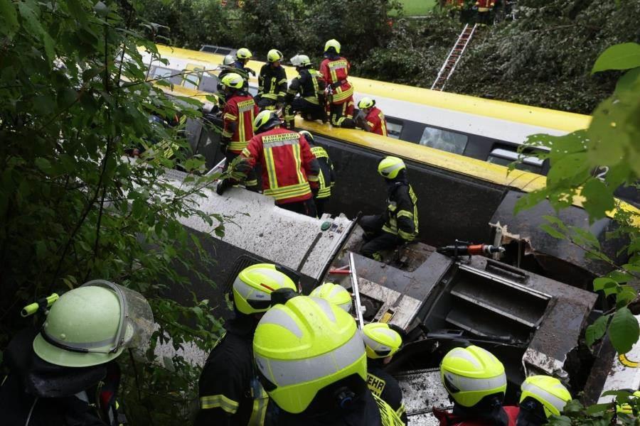 Al menos 4 fallecidos deja descarrilamiento de tren en Alemania Al menos 4 fallecidos deja descarrilamiento de tren en Alemania
