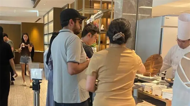 Captan a "Andy" López comiendo en "lujoso" restaurante de Tokyo