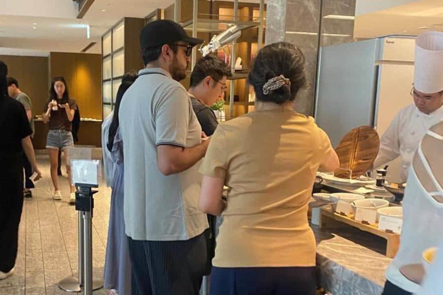 Captan a "Andy" López comiendo en "lujoso" restaurante de Tokyo