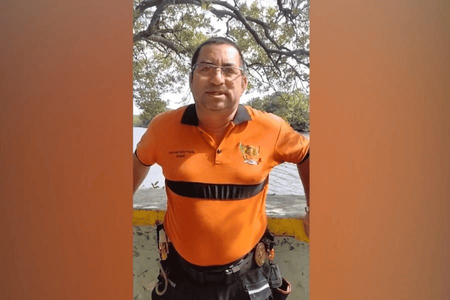 Botea Escuadrón Nacional de Rescate Paraíso para dar mantenimiento a ambulancia Botea Escuadrón Nacional de Rescate Paraíso para dar mantenimiento a ambulancia