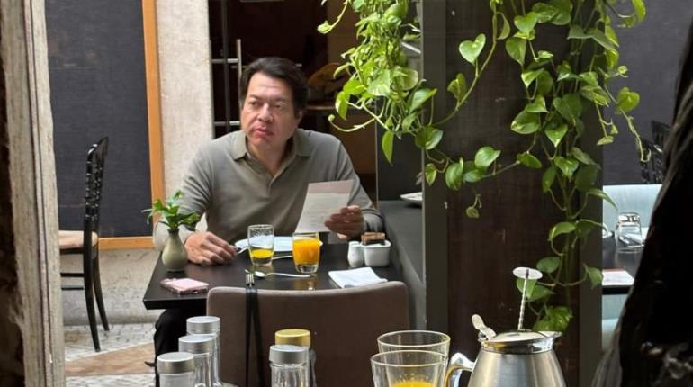 "Con pocas palabras" Mario Delgado reacciona a críticas por su viaje a Portugal