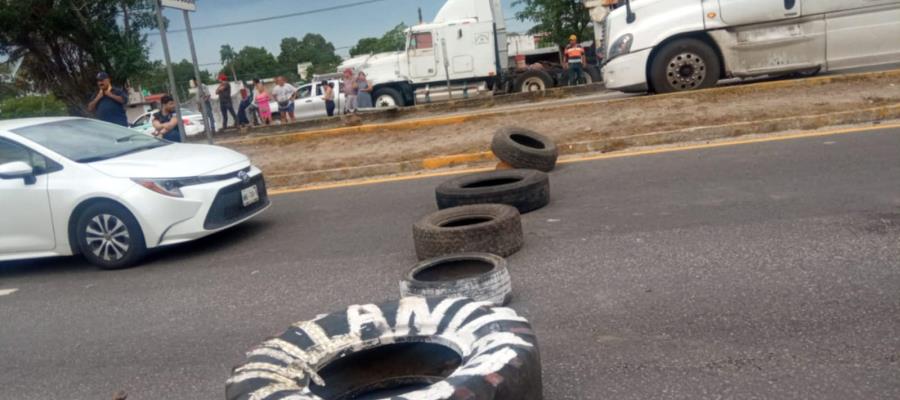 Bloquean la carretera Villahermosa-Macuspana, ahora por falta de luz Bloquean la carretera Villahermosa-Macuspana, ahora por falta de luz